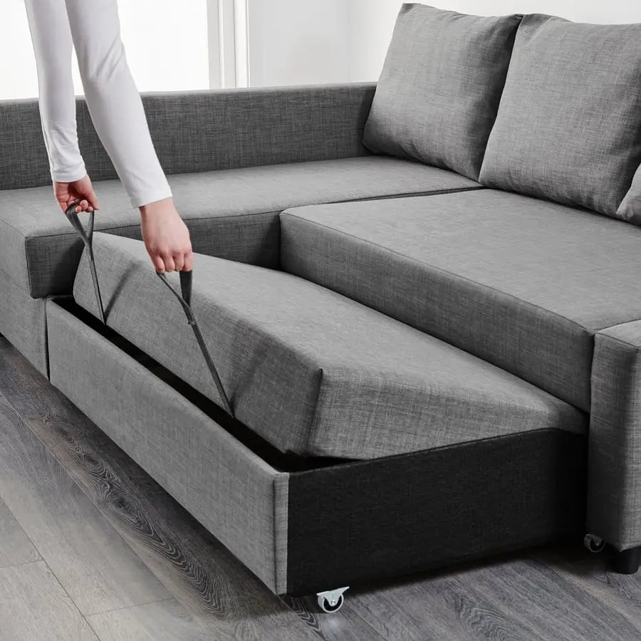 Une main tire la base par sa sangle pour former le lit