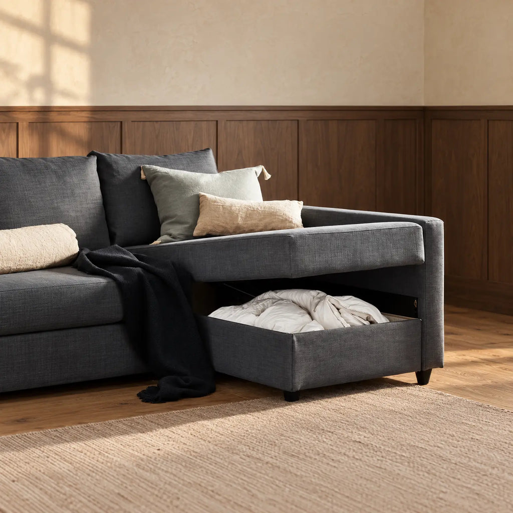 Le coffre de la méridienne ouvert, avec une couette rangée à l’intérieur (coussins, plaid et couette non fournis)