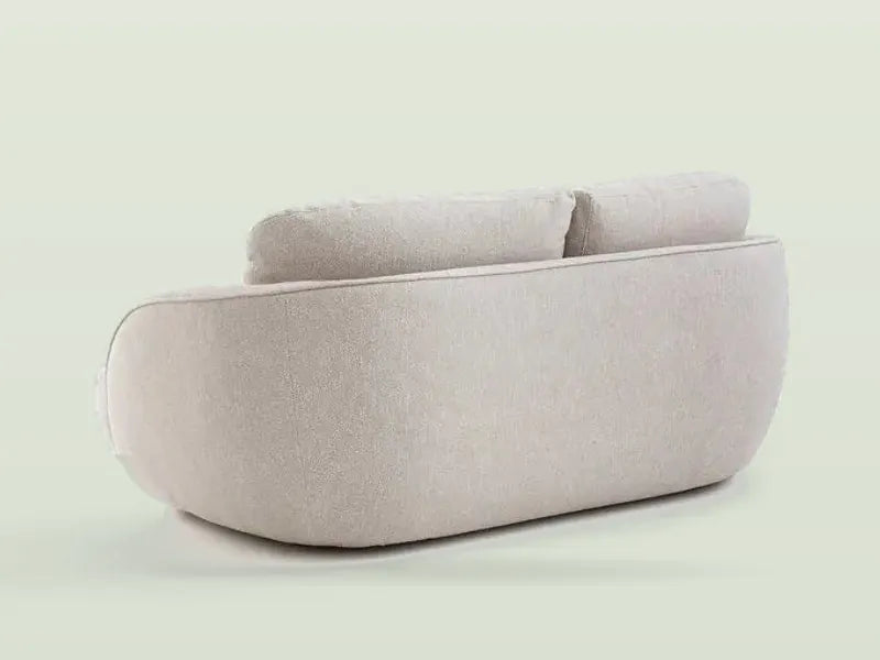 L'arrière du canapé bas en coton, entièrement tapissé, aux formes arrondies