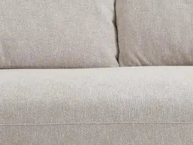 Gros plan sur le coton chiné grège de l'assise et des coussins de dossier